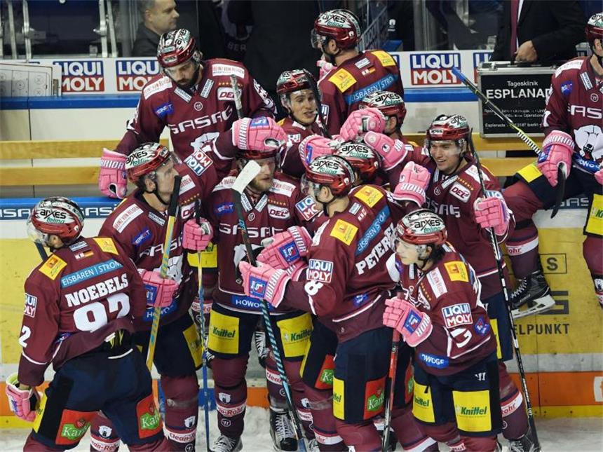Eisbären übernehmen mit Sieg gegen Schwenningen DEL-Spitze Durch den 3:1-Erfolg gegen Schwenningen sind die Eisbären vorübergehend Tabellenerster. Foto: Maurizio Gambarini