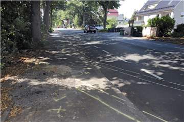 Durch den Aufprall des Autos wurde eine Straßenlaterne an der Morgenstraße so stark beschädigt, dass sie umfiel und entfernt werden musste.