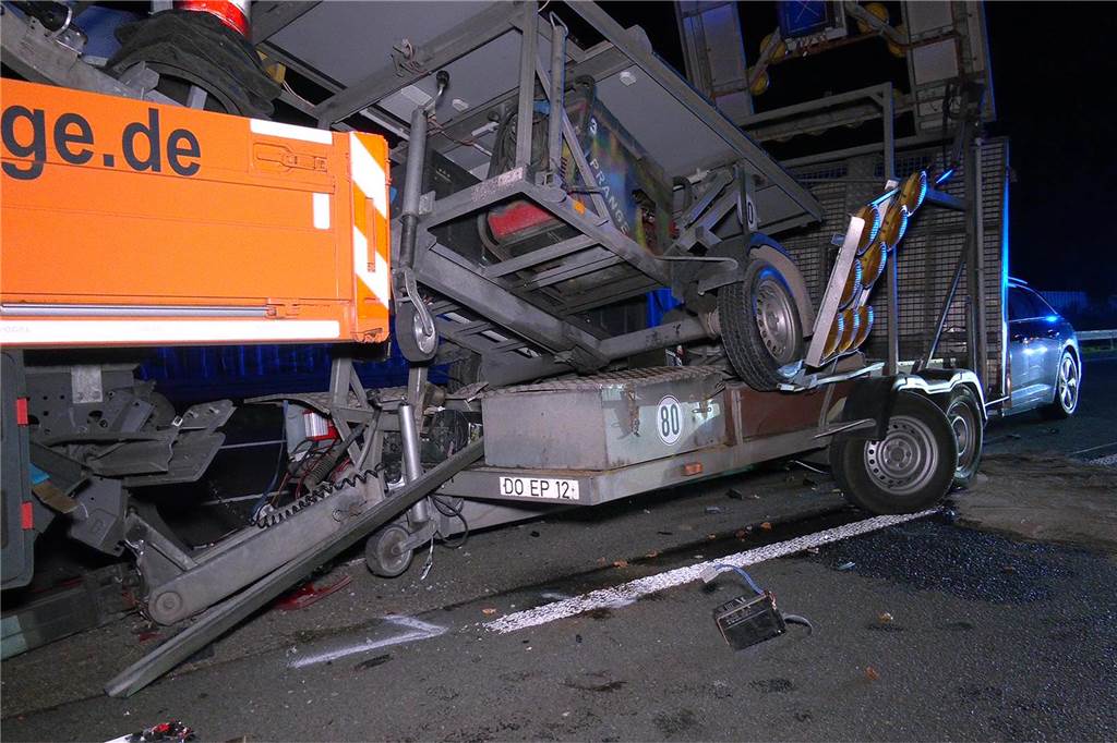 Durch den Aufprall wurde der Schilder-Anhänger auf das Zugfahrzeug geschoben.
