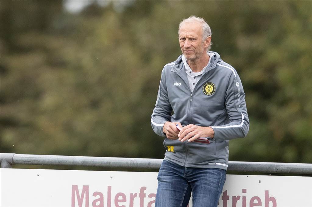 Wöchentlich grüßt das Murmeltier: Wie sich Trainer-Konkurrenten untereinander helfen Durch den Austausch mit einem Kollegen ist für Capelle-Trainer Reinhard Behlert eine Freundschaft entstanden.