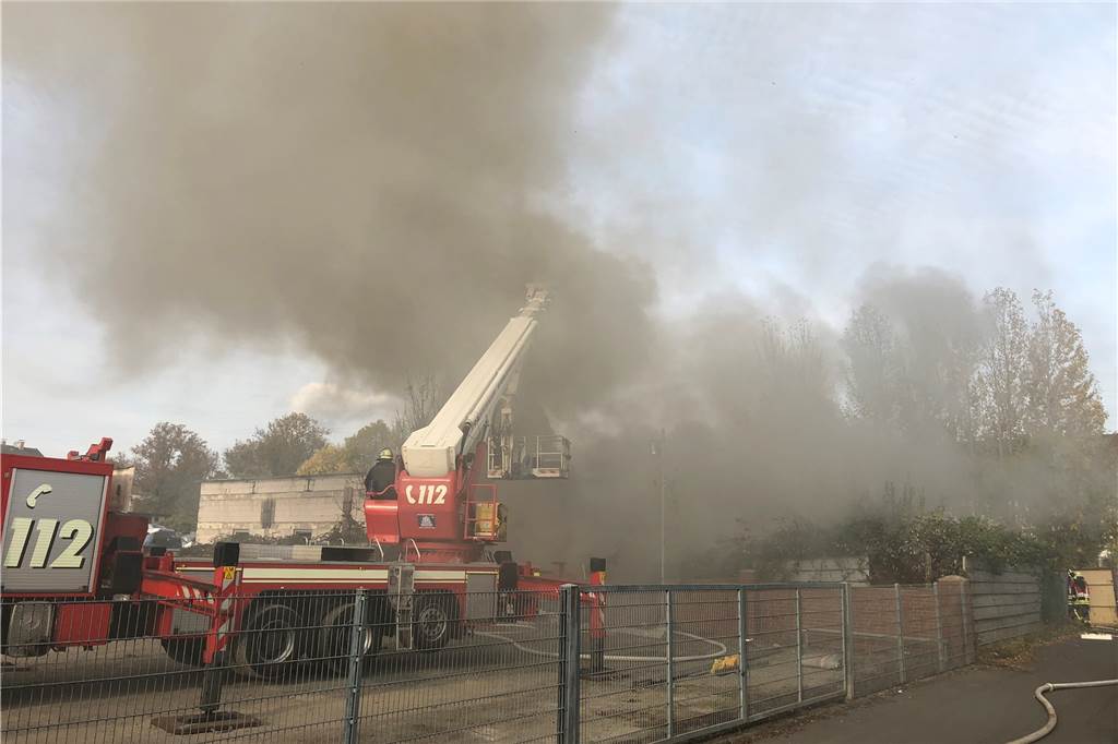 Brennende Autoteile vor Lagerhalle sorgten für dunkle Rauchwolken über Lindenhorst Durch den Brand gab es zeitweise große, dunkle Rauchwolken über Lindenhorst, die weithin zu sehen waren.