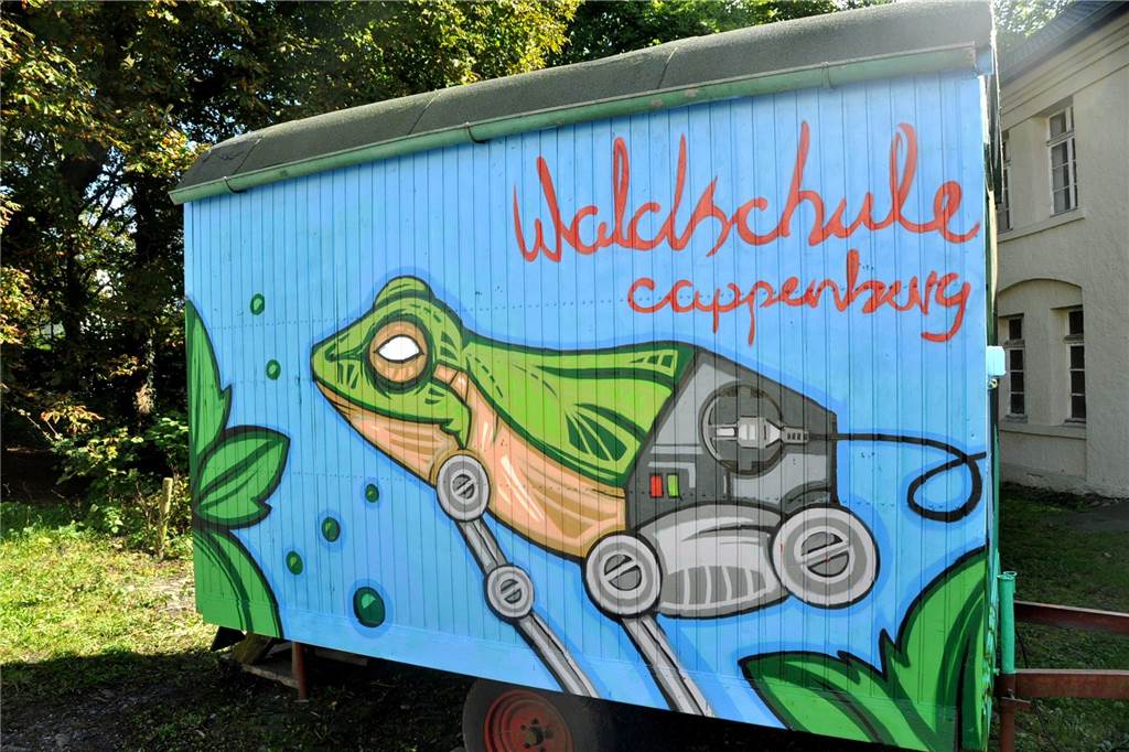 Waldschule Cappenberg lädt zum Sommerfest: Upcycling und Wildwürstchen Durch den bunten Bauwagen an der Waldschule ist diese leicht zu finden.