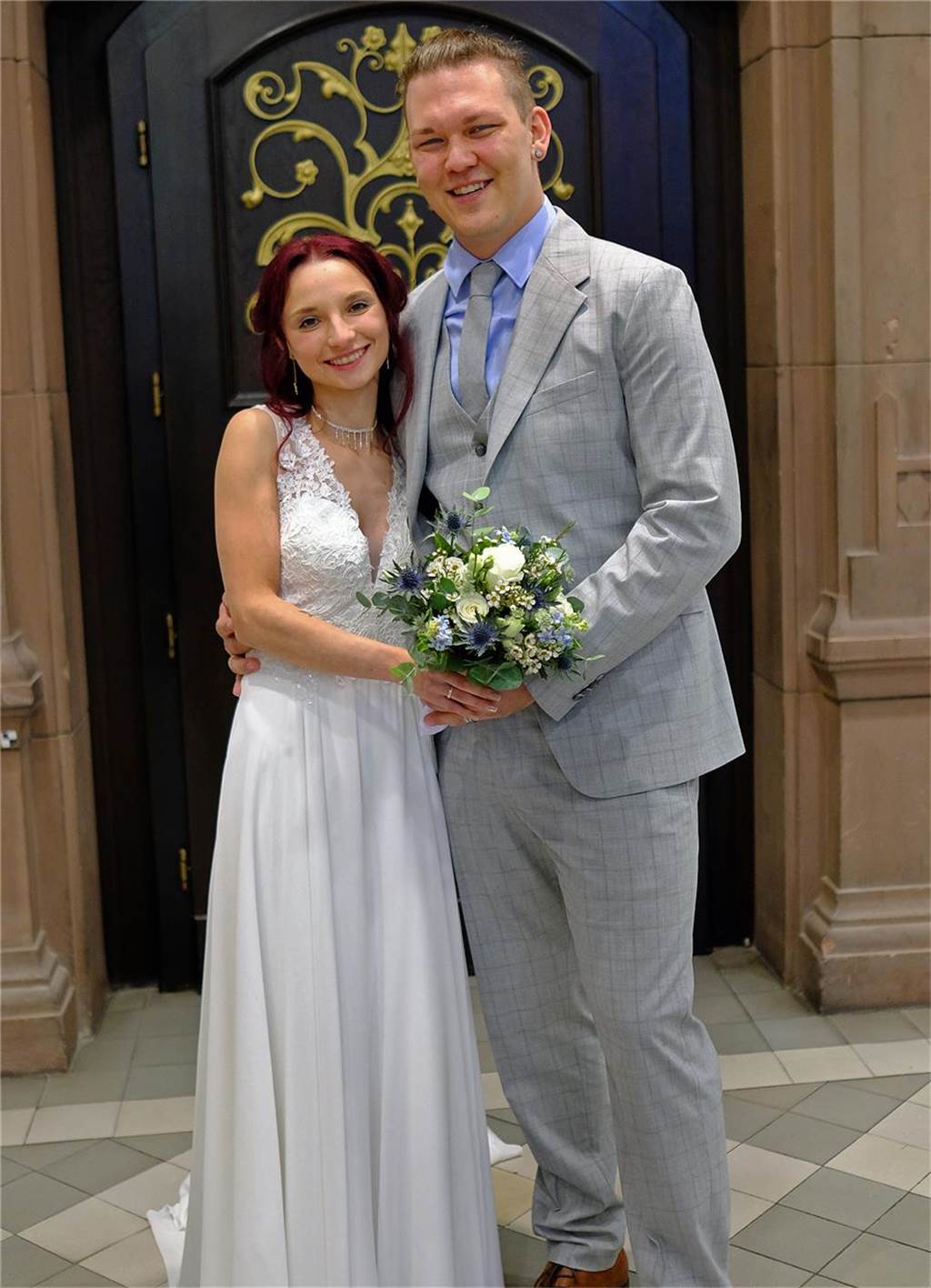 Die Eheleute Sandra Bensch und Maurice Schmidt nach ihrer Trauung im Rathaus Recklinghausen