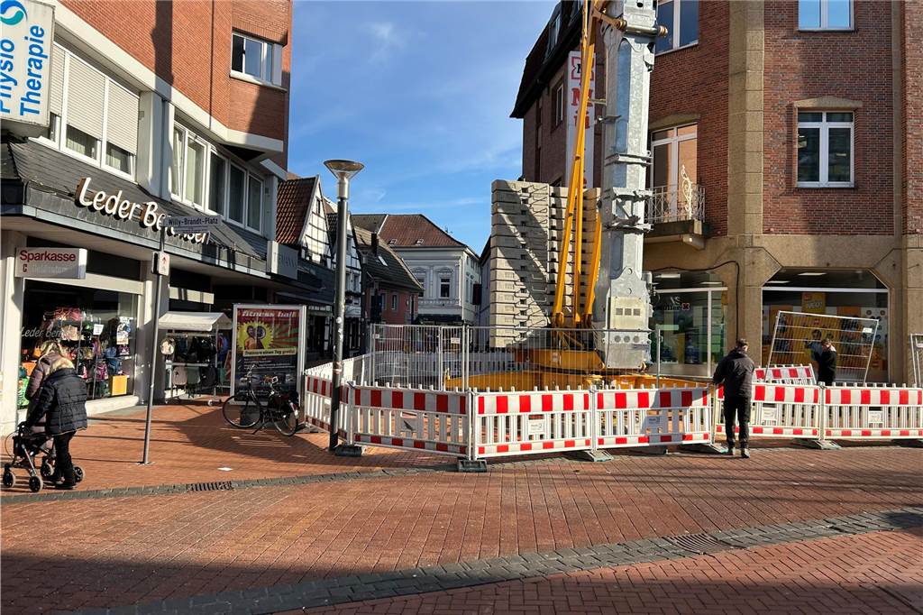 Durch den Kran ist der Durchgang zwischen der „Lange Straße“ und Willy-Brandt-Platz verengt.