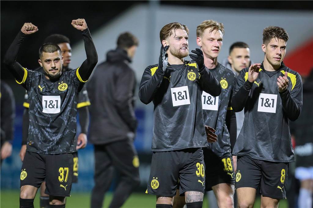 BVB-U23 kassiert in Köln siebten Platzverweis: Zimmermann wehrt sich gegen Rüpel-Image Die Spieler der BVB-U23 jubeln.