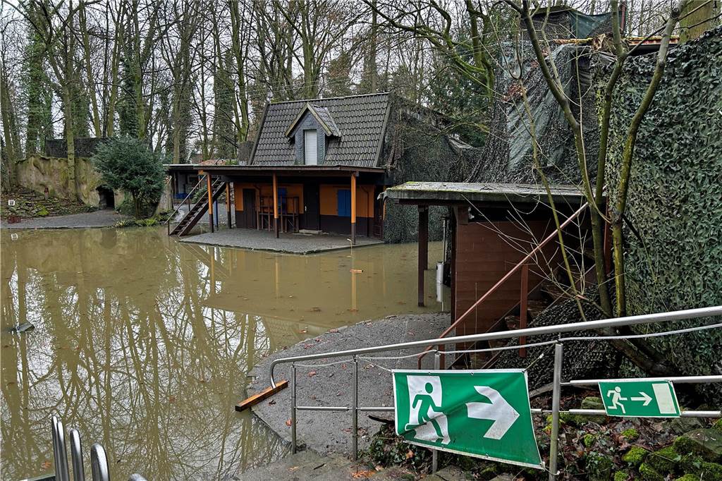 Nach dem Hochwasser in der Freilichtbühne: „So schnell kann uns nichts stoppen“ Das Wasser steht nach dem Hochwasser im Bühnenbereich der Freilichtbühne.