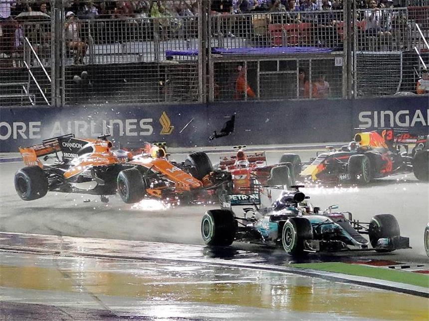 Pressestimmen zum Großen Preis von Singapur Durch den Unfall kurz nach dem Start kamen beide Ferrari in Singapur nicht ins Ziel. Foto: Wong Maye-E