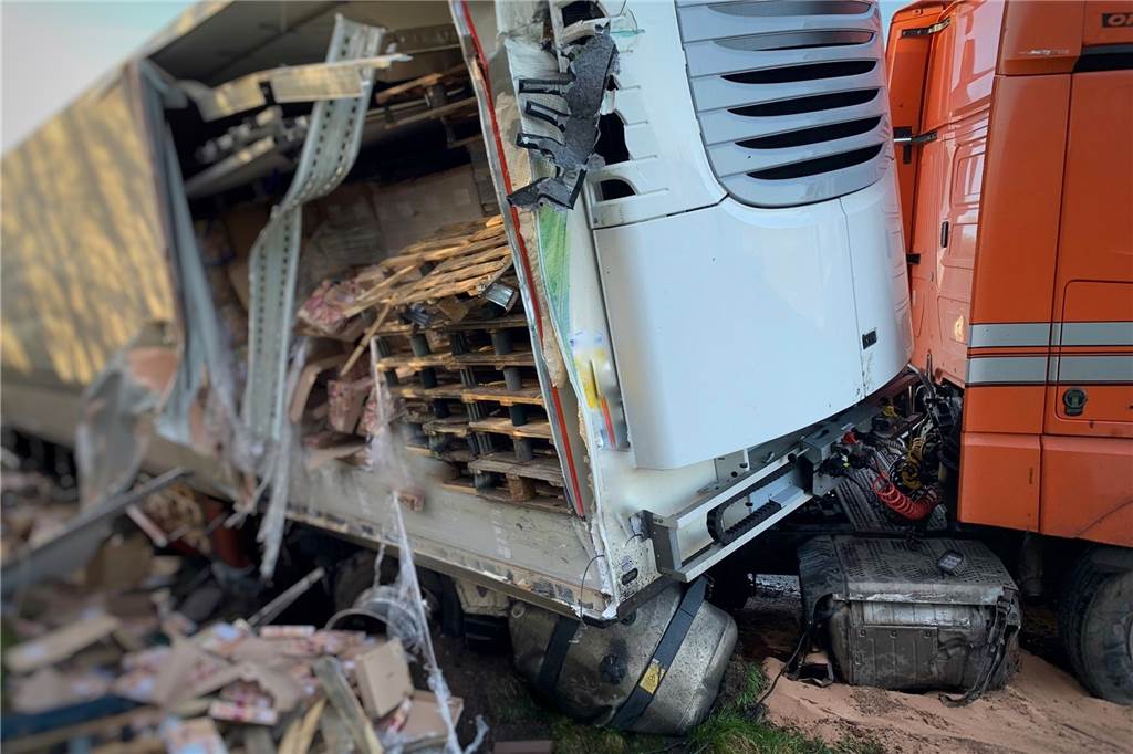 Diesel ausgelaufen: Feuerwehr über Stunden mit verunglücktem LKW beschäftigt Durch den Unfall wurde der Auflieger des Sattelschleppers beschädigt. Ein Teil der geladenen 20 Tonnen Tiefkühlpizza verteilte sich auf der Autobahn.
