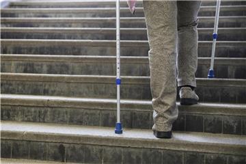 Durch Diabetes werden unter anderem Nerven an den Füßen geschädigt. Da die Betroffenen Verletzungen oft zu spät erkennen, kann es zu einer Infektion oder Blutvergiftung kommen. Foto: Mascha Brichta