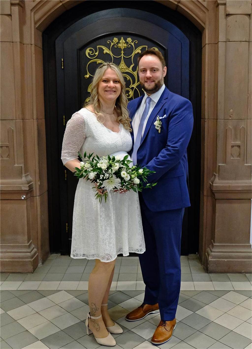 Die Eheleute Janine Prang und Tobias Schulz nach ihrer Trauung vor dem Rathaus in Recklinghausen