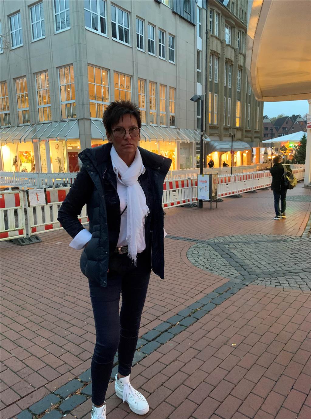 Gabriela Reffelmann vor der Baustelle Am Markt.