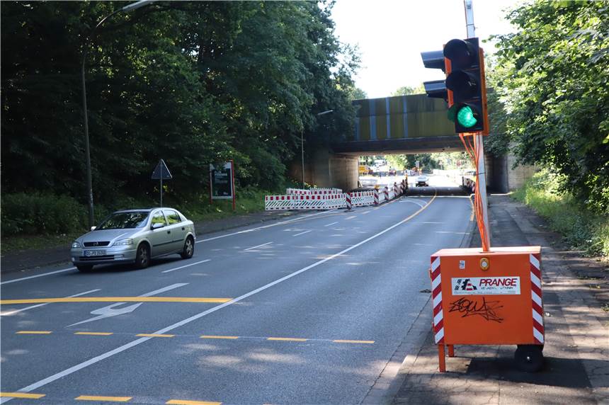 Versorgungsleitungen an der Leni-Rommel-Straße müssen für größere Brücken Platz machen Durch die Baustelle kommt es an der Leni-Rommel-Straße zu Sperrungen des Gehweges und zu Verengungen der Fahrbahn.