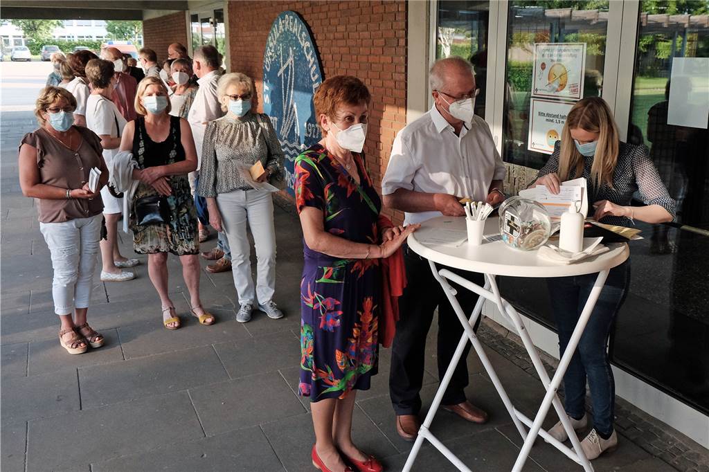 „Endlich wieder Kultur“: 100 Theater-Besucher lachen auch mit Maske Durch die Einlasskontrolle verzögerte sich der Beginn des Theaterstücks um einige Minuten.