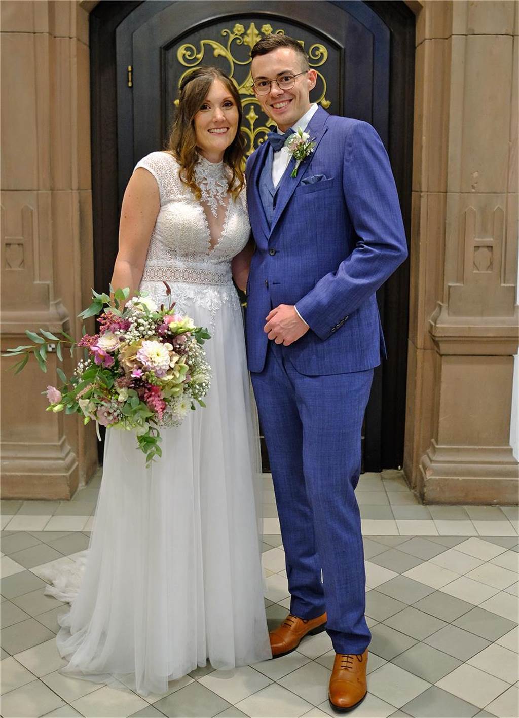 Die Eheleute Isabel Wensing und Christian Siewka stehen nach ihrer Trauung im Rathaus Recklinghausen