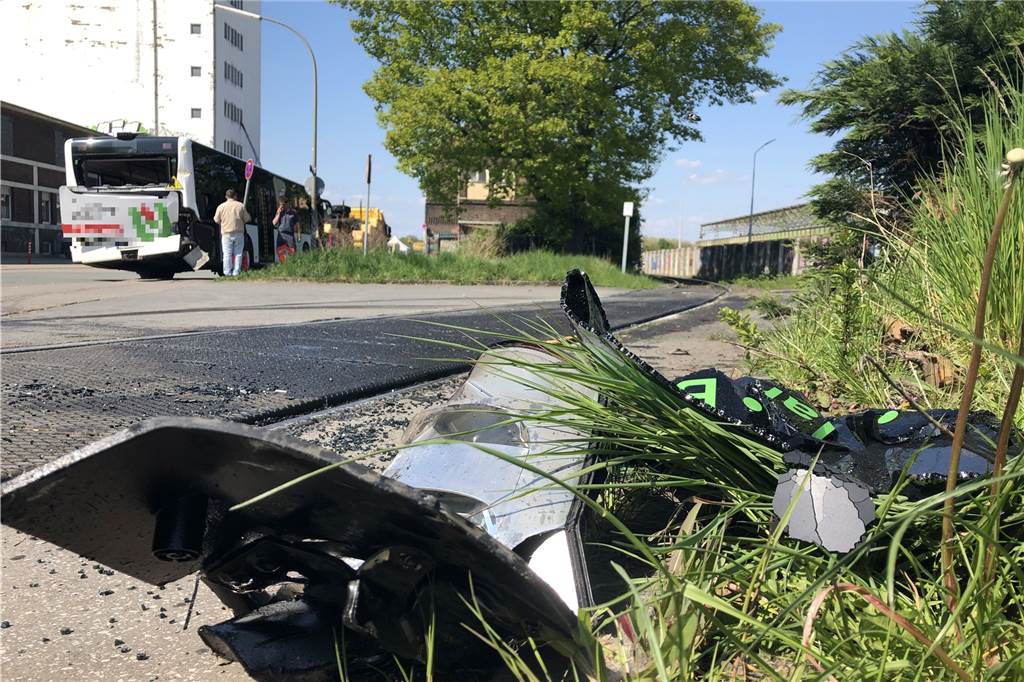 Hafen Dortmund: Bahn rammt Schulbus und schleift ihn zehn Meter mit Durch die Kollision mit der Bahn wurde ein Rücklicht des Schulbusses abgerissen. Es liegt nach dem Unfall am Dienstag (3.5.) neben der Bahnstrecke.