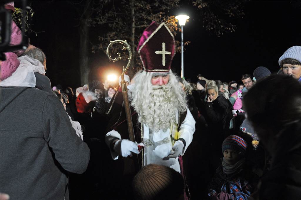 Der Nikolaus läuft durch die Menge