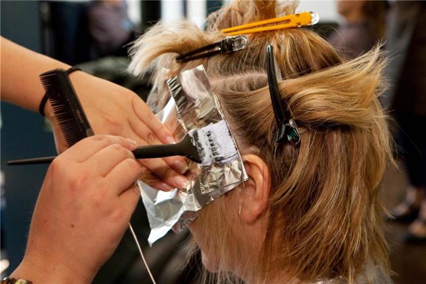 Wenn die Haare plötzlich orange sind Durch die Nachbehandlung mit einem leicht grün-bläulichen Ton verschwindet der ungewollte Orange-Ton. Foto: Kai Remmers