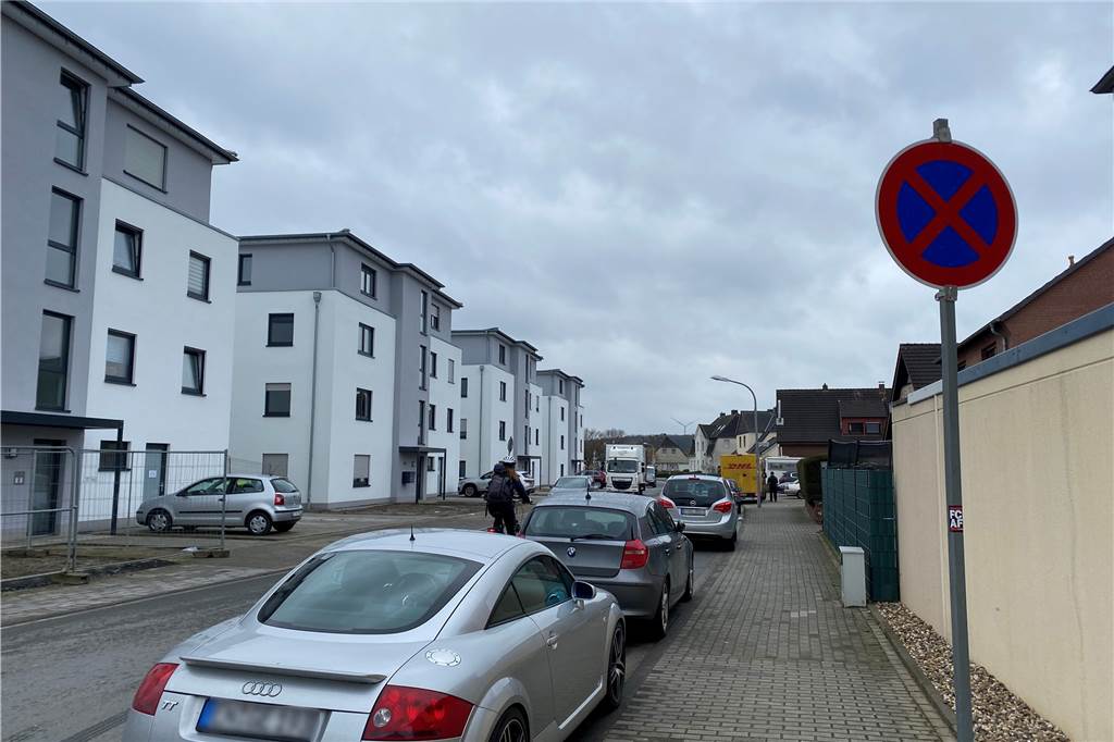 Verkehrschaos auf der Annabergstraße: „Einfach ätzend, da lang zu fahren“ Durch die Neubauten an der Annabergstraße werden zusätzliche Parkmöglichkeiten benötigt. Autos stehen dadurch teilweise im Halteverbot.
