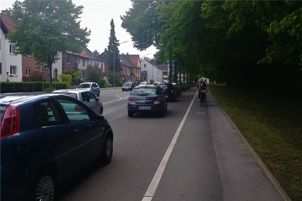 Absperrbügel gegen Falschparker: So hart wird an der Stockumer Straße durchgegriffen Durch die parkenden Pkw wird der Gehweg eingeschränkt - dieser befindet sich an dieser Stelle ungewöhnlicherweise auf der linken Seite.