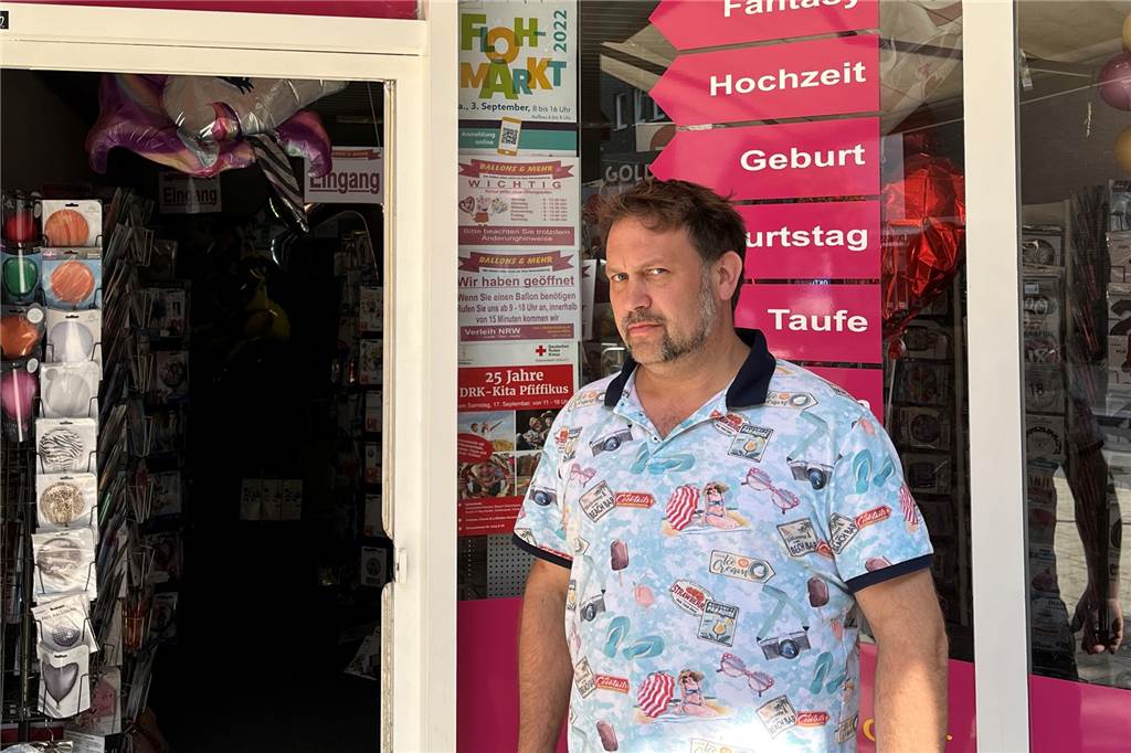Einzelhändler in Werne fühlen sich durch Straßenfestival benachteiligt Mirko Gerhard steht vor seinem Ballonladen in Werne.