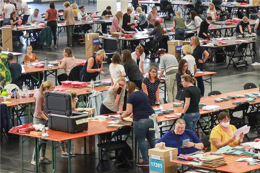 Alle Ereignisse des Wahl-Tages in Dortmund: Die Chronik zum Nachlesen Wahlurne in den Westfalenhallen in Dortmund, im Hintergrund Stimmzettel und Mundschutze