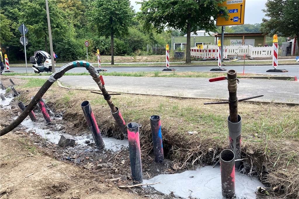 Durch die Schläuche wird der große unterirdische Bergbauschacht mit einer Art sehr flüssiger Zementschlempe verfüllt.