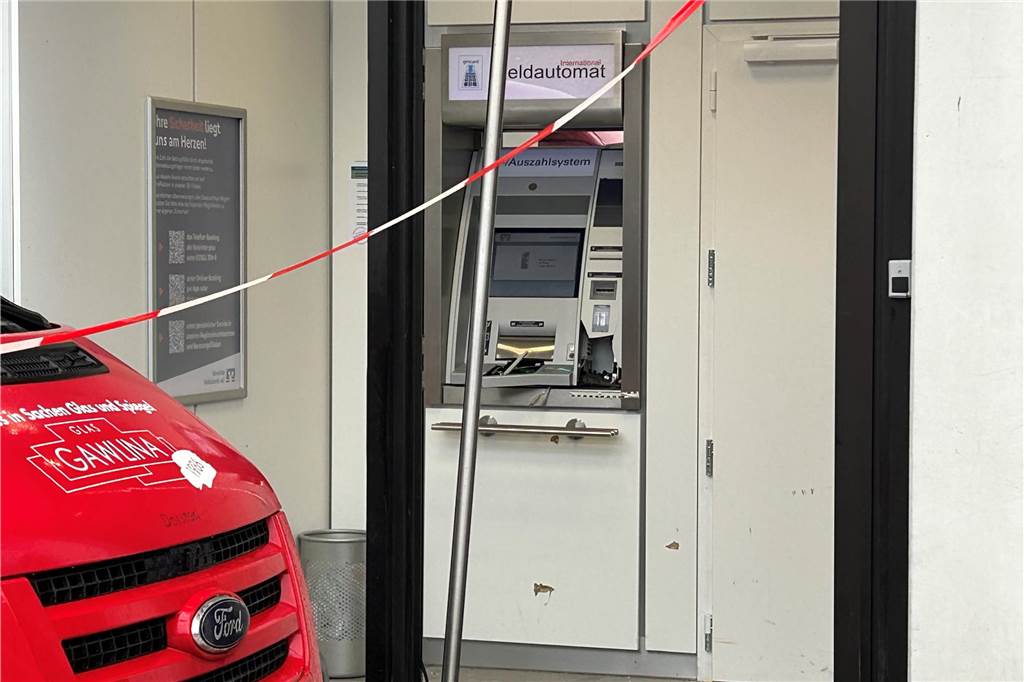 Geldautomat der Vereinten Volksbank am Wulfener Markt gesprengt Durch die Sprengung ist auch der betroffene Geldautomat deutlich beschädigt worden.