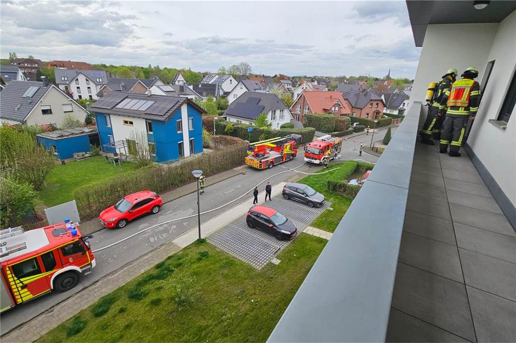 Feuerwehr bekämpft Feuer auf Balkon: Flammen schlagen aus der Wohnung Durch die starke Rauchentwicklung wurde ein Rauchvorhang gesetzt, um das Treppenhaus rauchfrei zu halten.