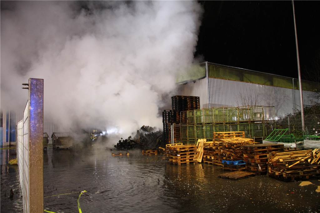 Bildergalerie und Video: 150 Holzpaletten brannten an der Industriestraße in Bergkamen Durch die vom Feuer zerstörten Oberlichter gelangte der dichte Qualm in die Halle. Ob es auch dort drinnen brannte, war lange Zeit unklar.