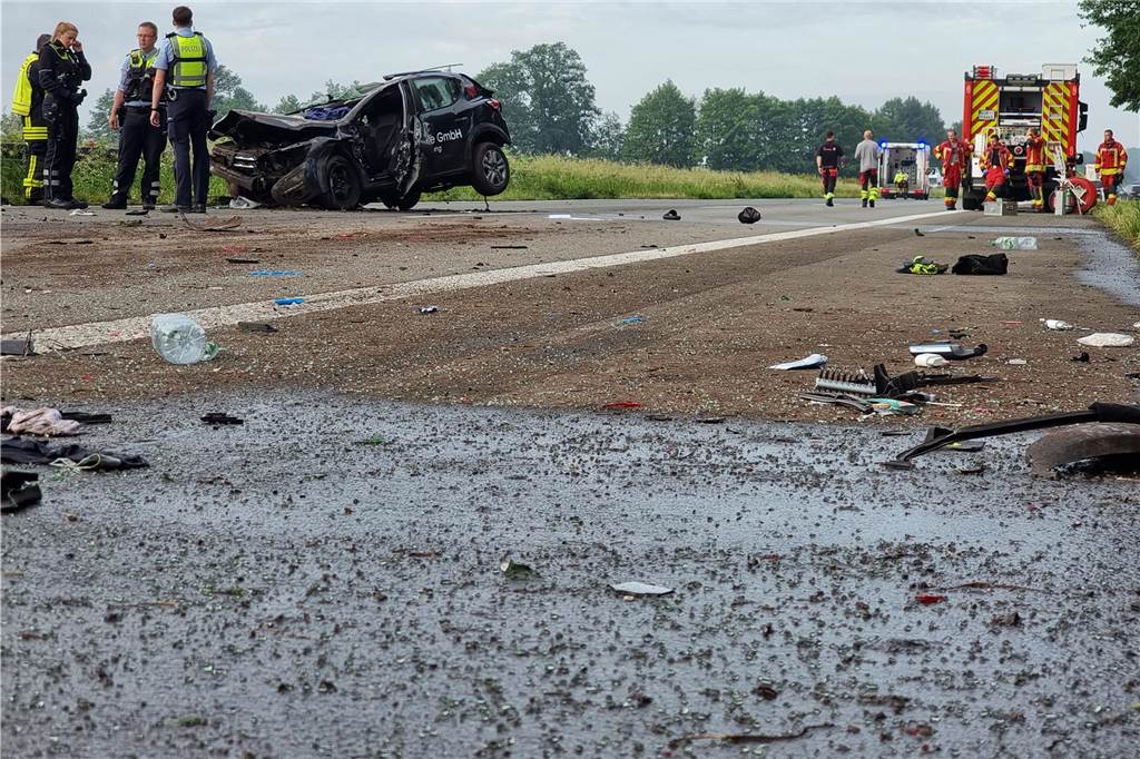 Trümmerteile liegen nach dem Unfall auf der A31 bei Heek auf der Fahrbahn.