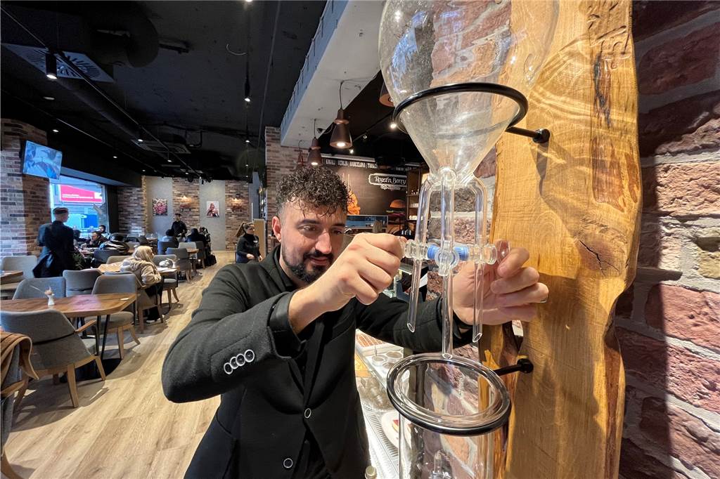Türkischer Mini-Starbucks am Westenhellweg: „Roast‘n Berry“ macht spektakuläre Kaffee-Show Durch diese Apparatur lässt Emrah Gurkan 18 Stunden lang seinen Spezial-Kaffee tröpfeln.