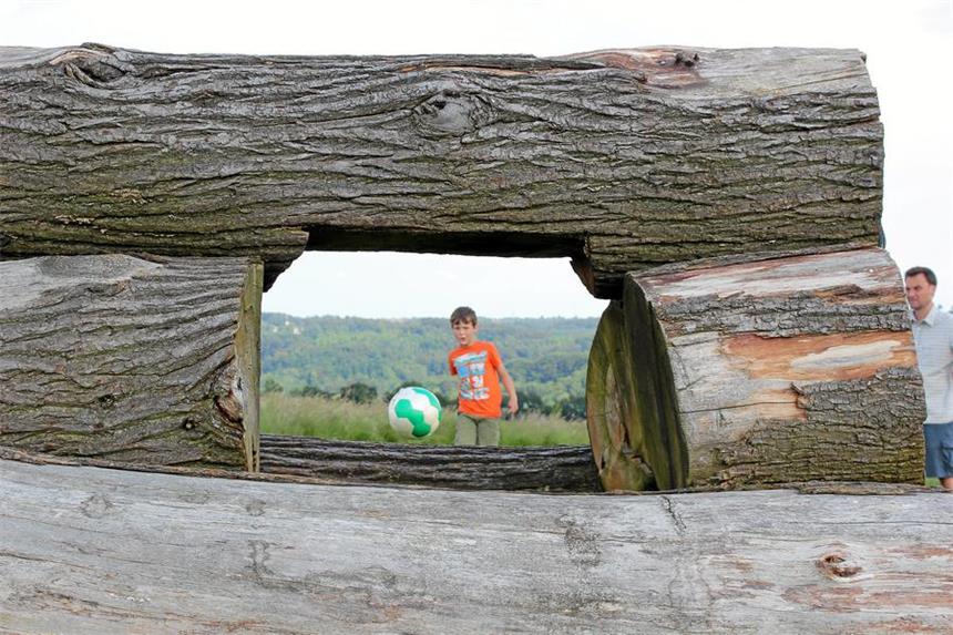 Statt Schläger: In Essen wird mit dem Fuß gegolft Durch diesen Holzstoß muss der Ball durch.