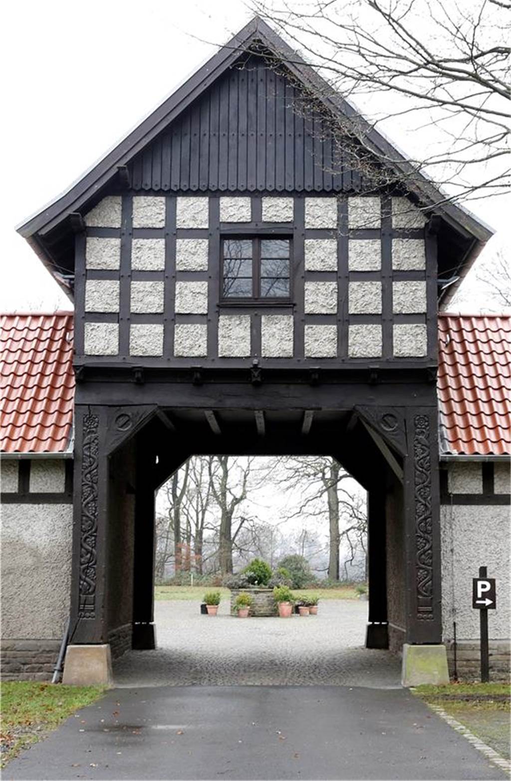 Gut Borkenberge ist Teil eines Mammut-Forschungsprojekts Durch diesen Torbogen gelangt man in das Innere des Gutes Borkenberge.
