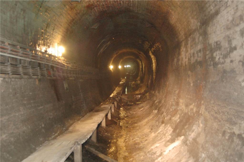 Die „fliegenden Kohlenwagen“ – Auf der Spur der Drahtseilbahnen Durch diesen Tunnel verlief die Drahtseilbahn zum Hüttenwerk Union.