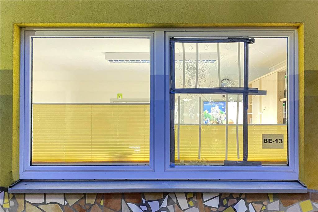 Einbruch und Vandalismus in Schul- und Kita-Gebäuden Ein Doppelfenster am Verwaltungstrakt der Gustav-Adolf-Schule in Datteln. Die rechte Seite des Fensters wurde geklebt.