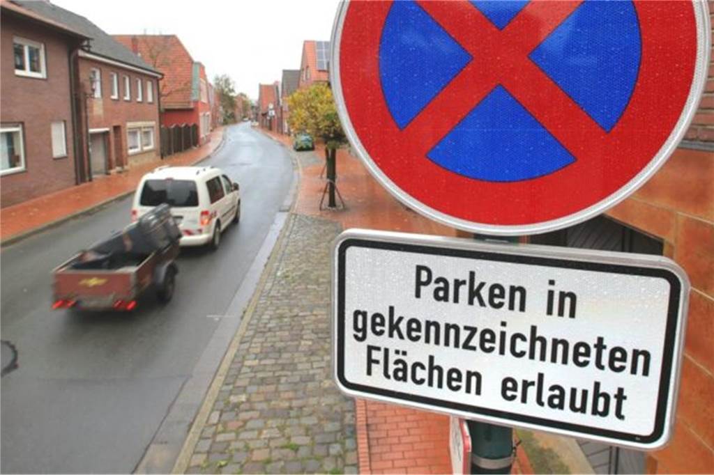Kirmesstandort in Nienborg gerettet: Neue Umleitung für A31 Ein Halteverbotsschild am Straßenrand in Nienborg