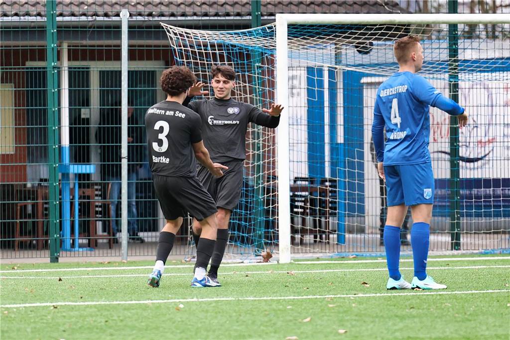 „Ein Halterner Junge“ für den TuS: Neuzugang kommt von BW Alstedde - und hat schon getroffen Durch drei Tore binnen 12 Minuten setzte sich der TuS Haltern im Testspiel-Duell zweier Westfalenligisten beim SV Wacker Obercastrop mit 3:1 (3:0) durch.