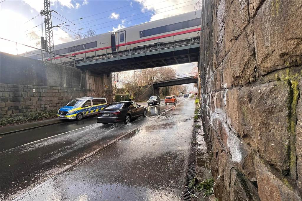Lippe-Hochwasser: Segelflugplatz überschwemmt und nächtlicher Großeinsatz Durch ein Mauerwerk drang von der Lippe Wasser auf die Kamener Straße.