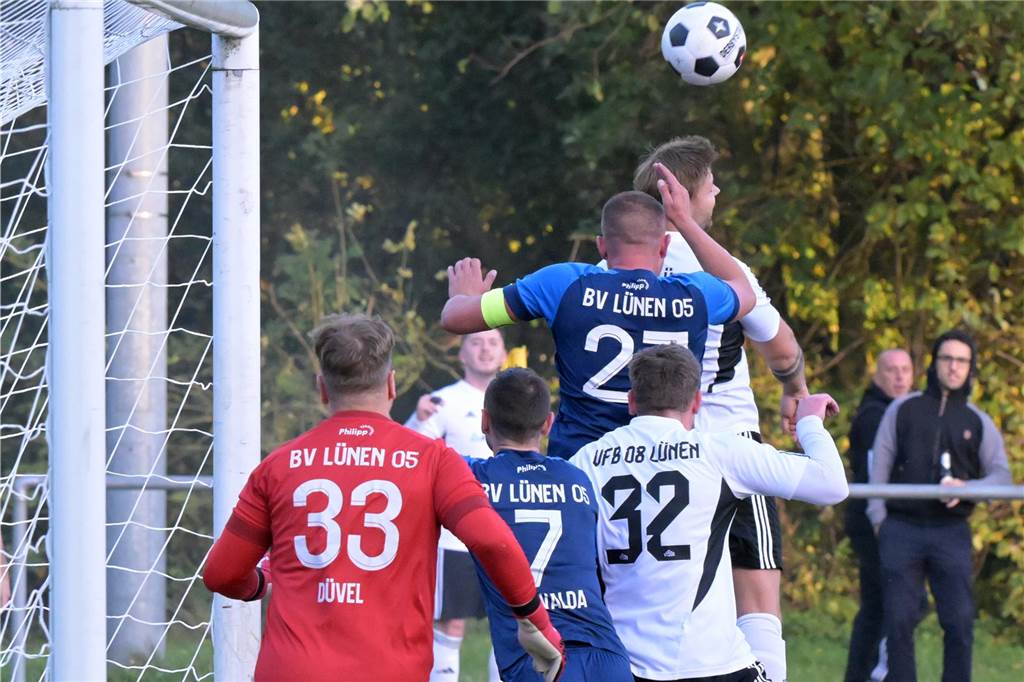 Durch ein Tor in der Nachspielzeit sicherte sich der BV Lünen im Derby beim VfB Lünen noch einen Punkt.