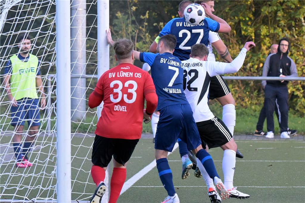 Durch ein Tor in der Nachspielzeit sicherte sich der BV Lünen im Derby beim VfB Lünen noch einen Punkt.