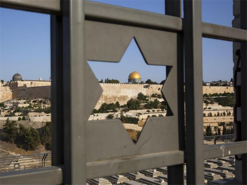 Tempelberg-Krise: Israel baut Metalldetektoren wieder ab Durch eine Tür mit einem Davidstern ist die Altstadt von Jerusalem mit dem Felsendom zu sehen. Foto: Oded Balilty