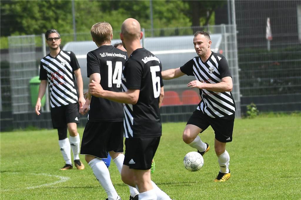 Durch einen 4:1-Sieg gegen die SG Horneburg II bleibt der TuS Henrichenburg III in der Kreisliga C4 Recklinghausen Zweiter mit Aufstiegs-Chance.