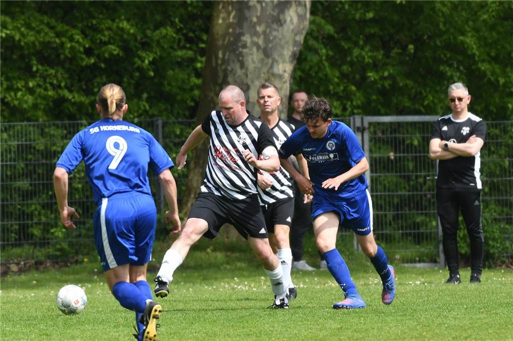 Durch einen 4:1-Sieg gegen die SG Horneburg II bleibt der TuS Henrichenburg III in der Kreisliga C4 Recklinghausen Zweiter mit Aufstiegs-Chance.