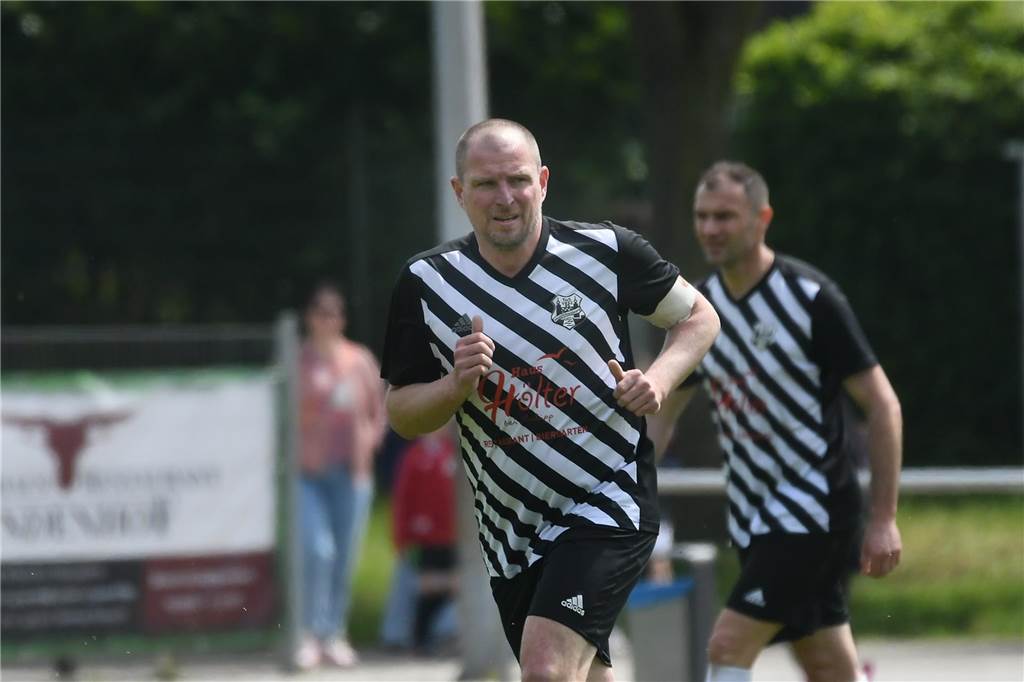 Durch einen 4:1-Sieg gegen die SG Horneburg II bleibt der TuS Henrichenburg III in der Kreisliga C4 Recklinghausen Zweiter mit Aufstiegs-Chance.