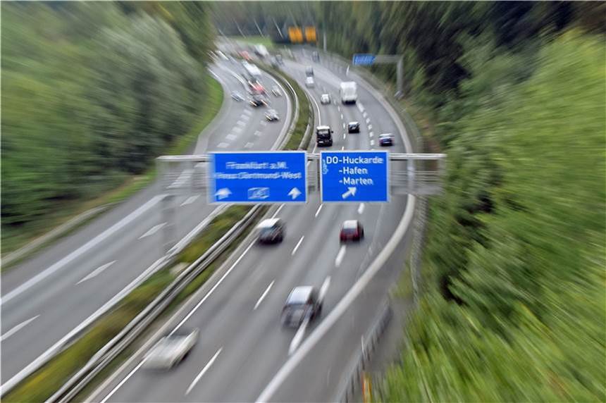 Mann überschlägt sich mit seinem Auto auf A 45 und wird schwer verletzt Durch einen Autounfall kommt es zu weiteren Sperrungen auf der A45.