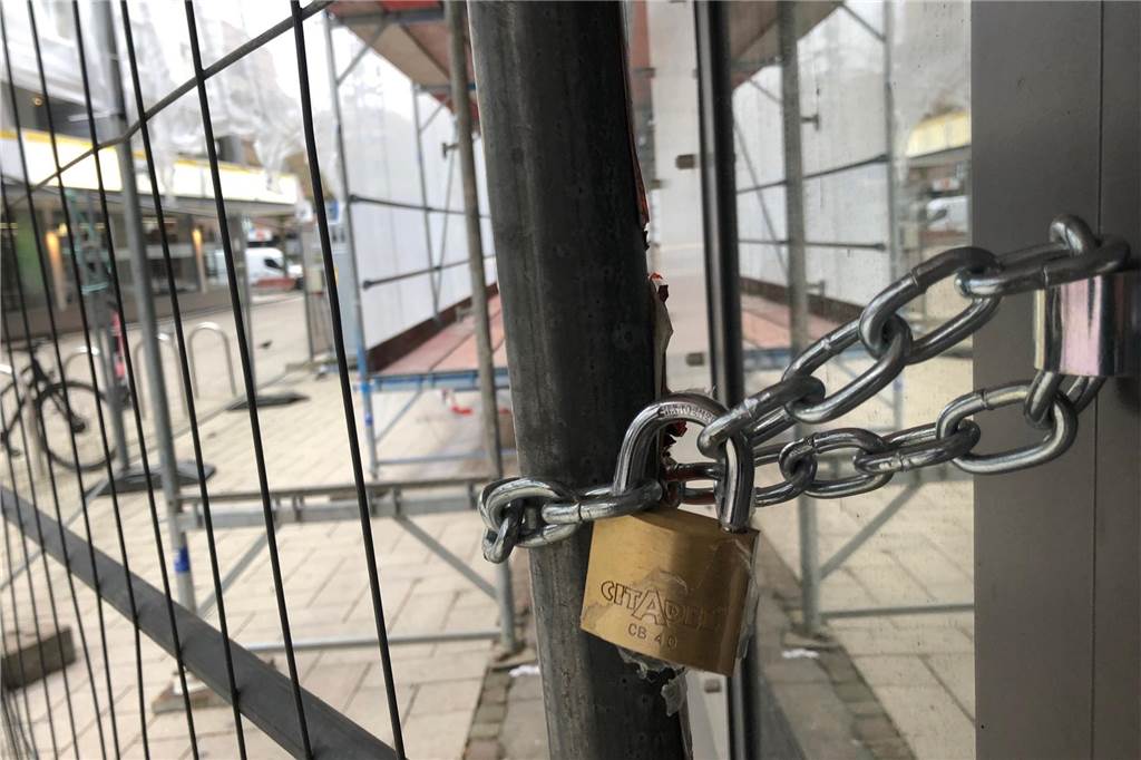 Durch einen Bauzaun abgetrennt und ein Schloss gesichert ist das Gerüst am Ex-Conrad-Haus am oberen Westenhellweg in Dortmund