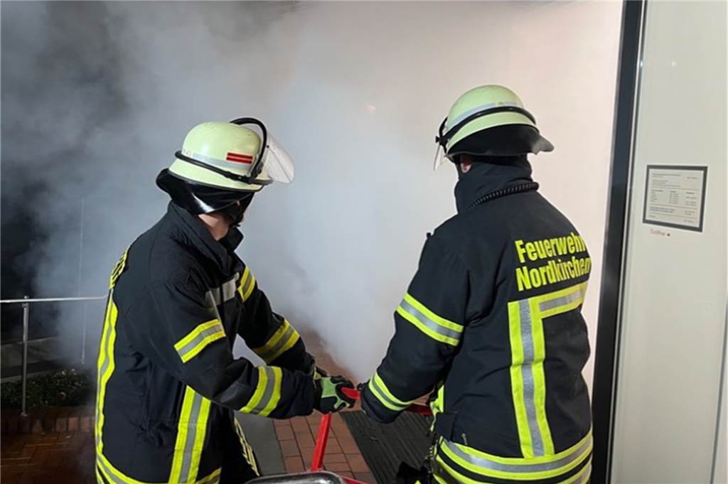 Durch einen Belüfter haben die Feuerwehrleute den Nebel in der Sparkasse abgelassen.