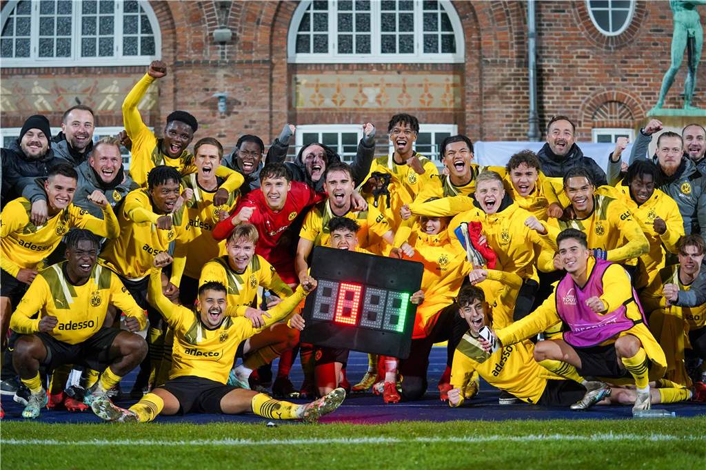 Play-Offs in der Youth League: So will die BVB-U19 gegen Hibernian ins Achtelfinale einziehen Die BVB-U19 jubelt nach dem Sieg in Kopenhagen.