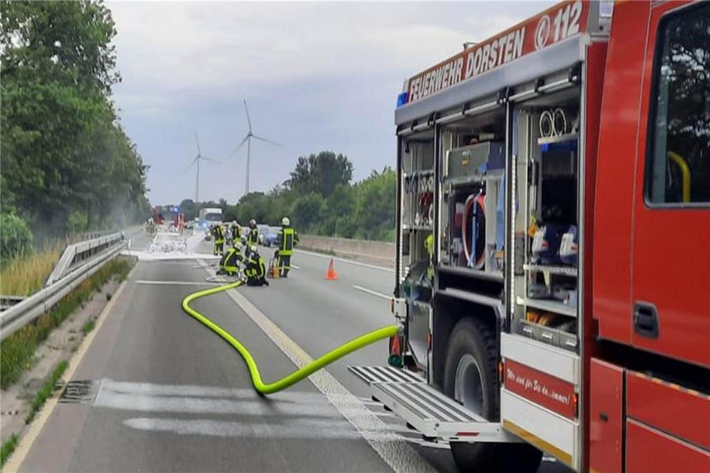 Jaguar geht auf der A 31 in Flammen auf - Feuerwehr im Einsatz Durch einen technischen Defekt ist am Samstagabend ein Jaguar auf der A 31 in Brand geraten.