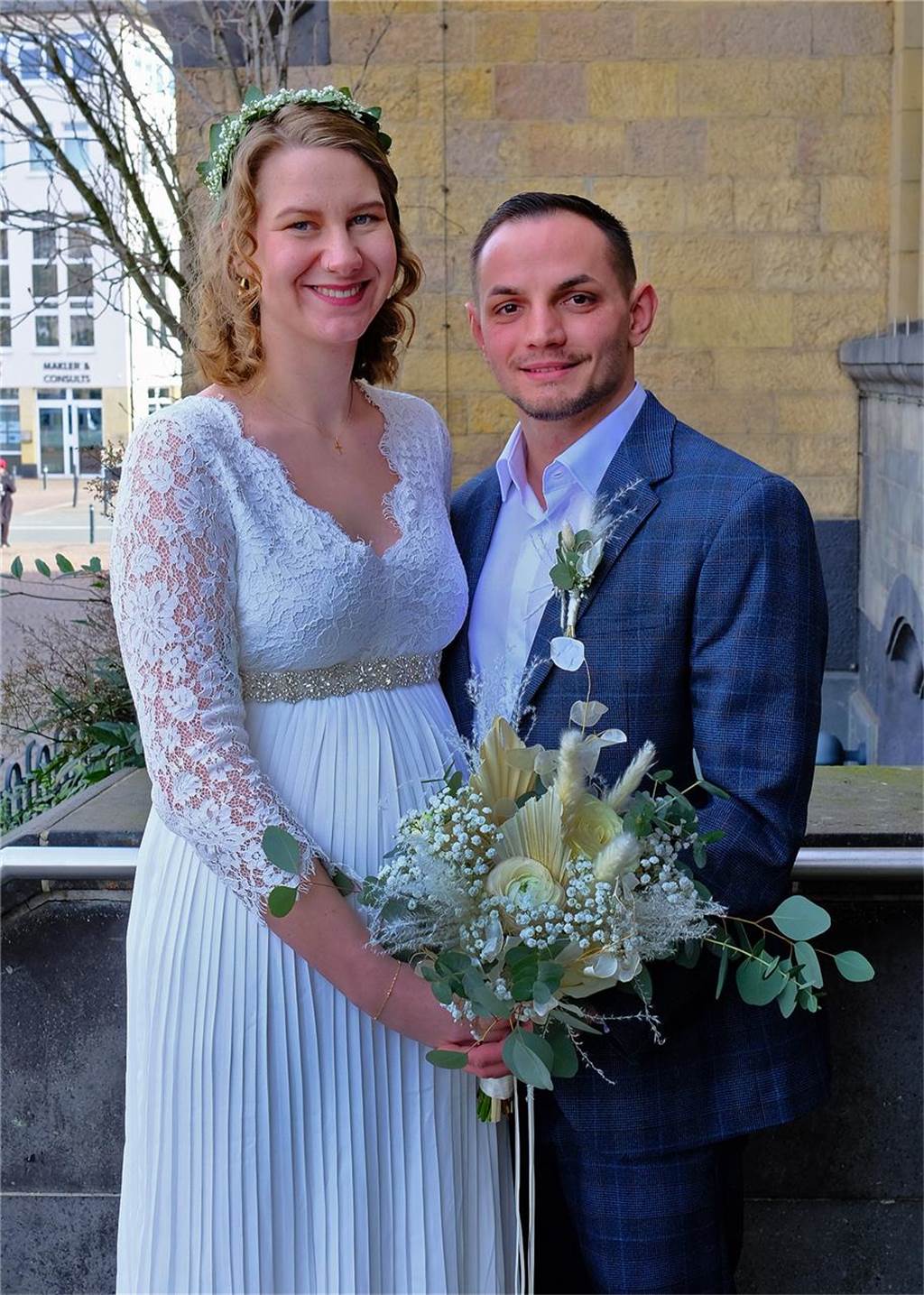 Hochzeitspaar Lara Jäger und Ilja Irha vor dem Rathaus in Recklinghausen